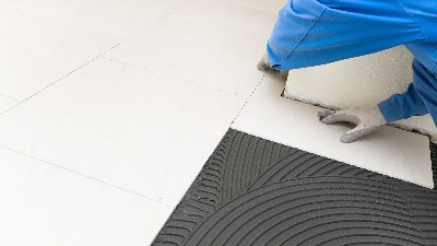 瓷砖胶施工厚度如何把控?合理批刮提升贴砖质量