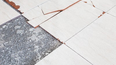 瓷砖脱落原因解析：双胶防护为何仍失效?