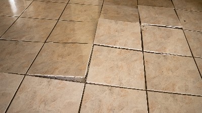 瓷砖胶选择不当易引发空鼓脱落?正确选购技巧解析