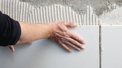 瓷砖脱落全因混合施工?揭秘瓷砖胶掺水泥的隐患