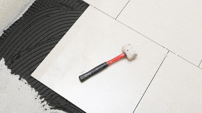 夏季高温环境下瓷砖胶施工防掉砖要点指南
