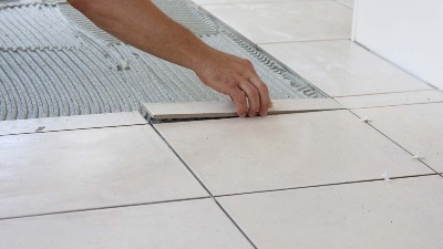 瓷砖铺贴前的基层处理：5个关键步骤决定铺贴质量