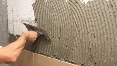 厨卫空间铺贴：瓷砖胶与饰面防潮效果分析