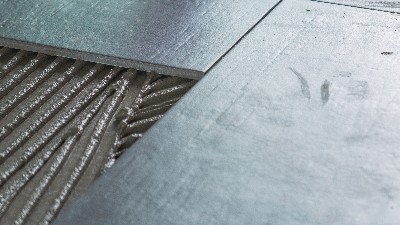 别被便宜蒙蔽眼：跟风选购的瓷砖胶，可能让你“钱砖两空”