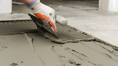 告别高昂维修：瓷砖胶为建筑修复带来新选择