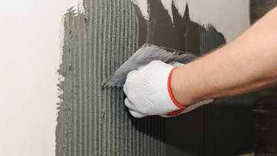 瓷砖胶薄贴工艺中齿形刮板的关键作用解析