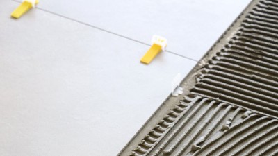 台风天气瓷砖胶施工：基层积水处理是关键环节