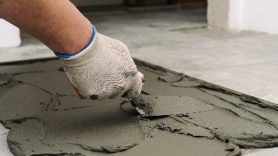 大砖上墙易空鼓?用好背涂胶铺贴更安心