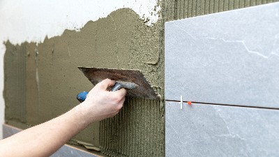 远离霉变困扰：厨卫空间如何选对防潮防 霉瓷砖胶