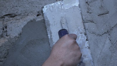 装修别做无用功：<i style='color:red'>瓷砖胶里掺水泥</i>，多道工序多道险