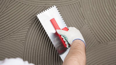 瓷砖胶与水泥的配比误区解析：为什么不能随意混合使用?