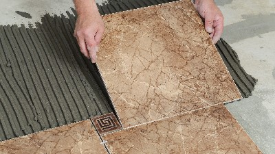 瓷砖胶施工厚度与粘结强度关系解析