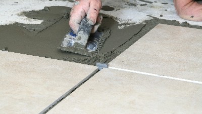 凝固瓷砖胶是否仍可使用?实用分析与处理建议