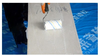 玻化砖铺贴方案：背涂胶辅助应对低吸水率粘结挑战