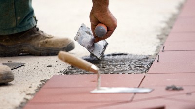 瓷砖粘贴怎么选?老师傅没细说的材料对比
