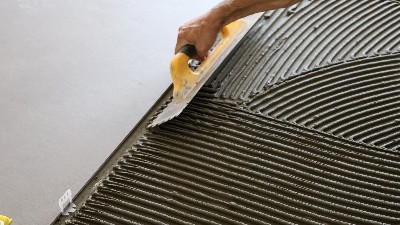 装修雷区：瓷砖胶混水泥，效果归零还隐患重重！