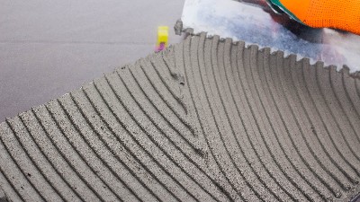 牢固贴砖，持久安心：了解现代铺贴材料的选择