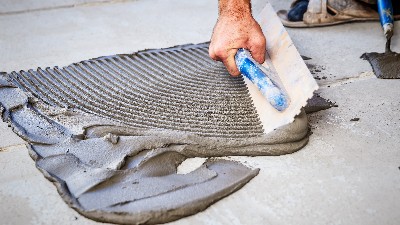 大规格瓷砖铺贴要点：背涂胶辅助提升粘结可靠性